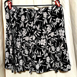 Susan Graver Women's XL Skort Floral Black & White. Super stretchy! Tennis Golf